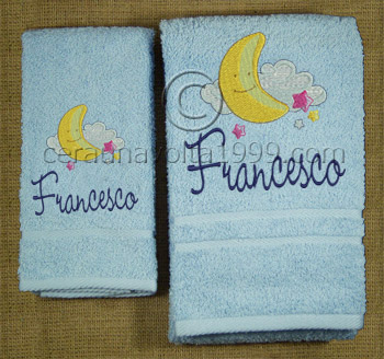 Asciugamani con nome e disegno ricamati.