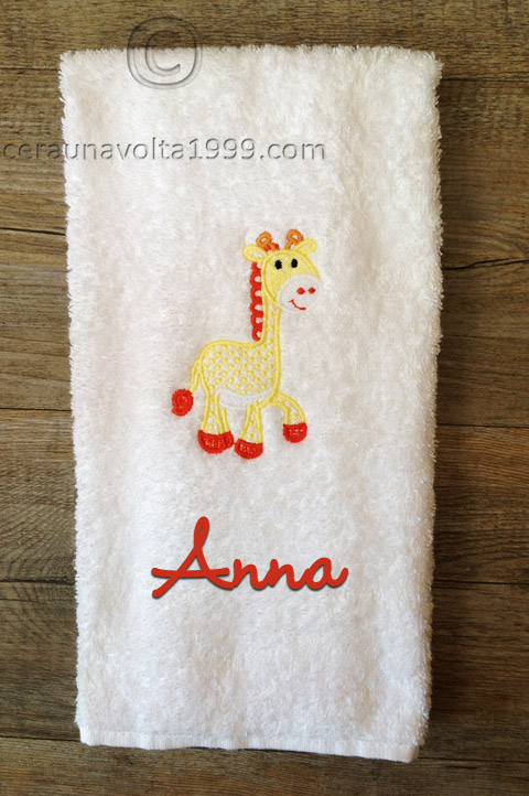 Asciugamano personalizzato con nome e disegno ricamati.