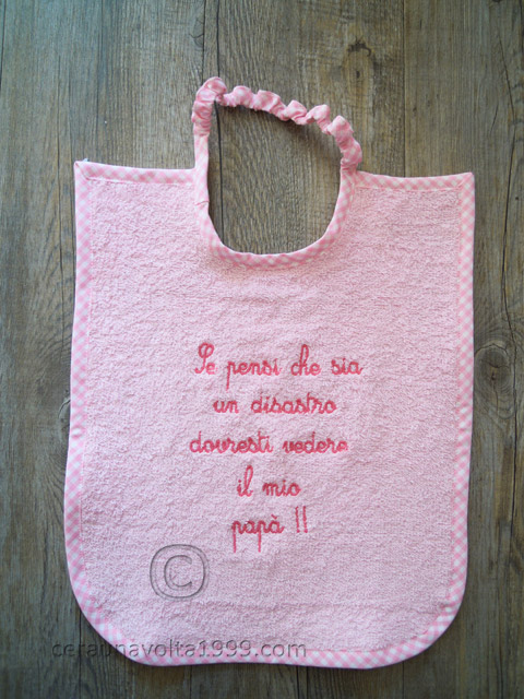 Bavaglino personalizzato in spugna con scritta ricamata.
