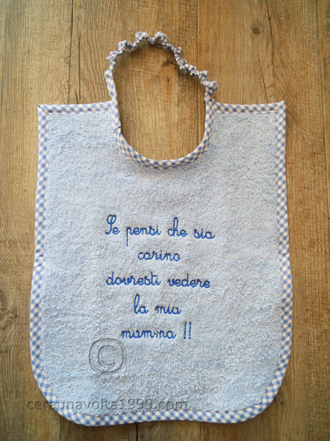 Bavaglino personalizzato in spugna con scritta ricamata.
