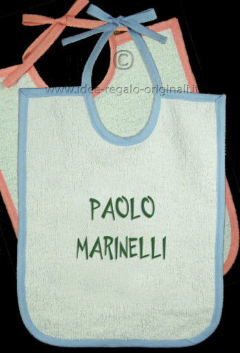 Bavaglino personalizzato in spugna con nome ricamato.