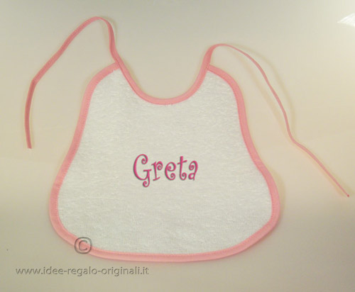 Bavaglino personalizzato in spugna con nome ricamato.