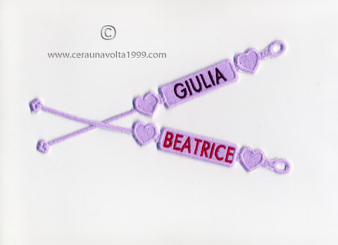 Braccialetto personalizzabile con nome ricamato.