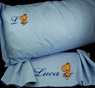 Completo lenzuola ricamate personalizzate per letto singolo.