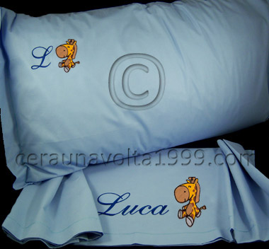 Completo lenzuola ricamate personalizzate per letto singolo.