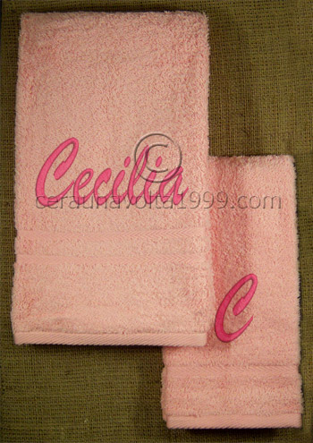 Asciugamani ricamati con nome e iniziale.
