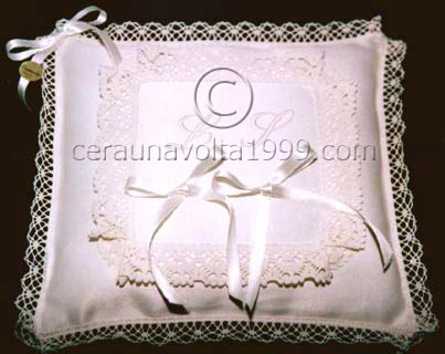 Cuscino portafedi in raso con iniziali ricamate.
Colore beige.