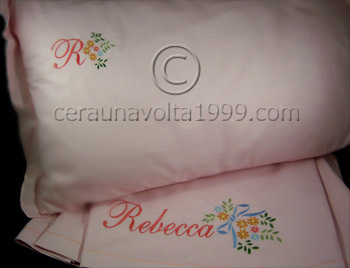Lenzuola ricamate personalizzate per letto singolo, tema "Fiorellino".
