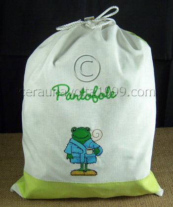 Porta pantofole ricamato "Froggy".
