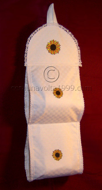 Porta carta igienica ricamato con merletto.