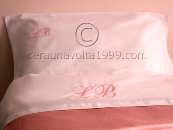 Lenzuola personalizzate ricamate per letto singolo.
