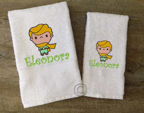 Asciugamani con nome e disegno ricamati.