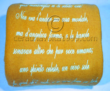 Plaid pile ricamato con dedica da 50 caratteri.
