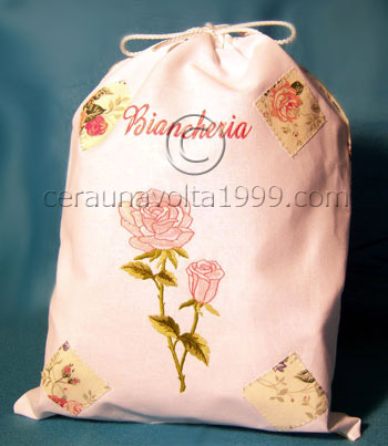 Porta biancheria da viaggio ricamato, tema "Rosa".
