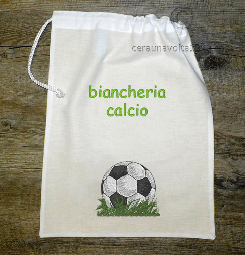 Porta biancheria ricamato "Calcio".