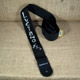 Fascia per chitarra personalizzabile con scritta verticale ricamata.
